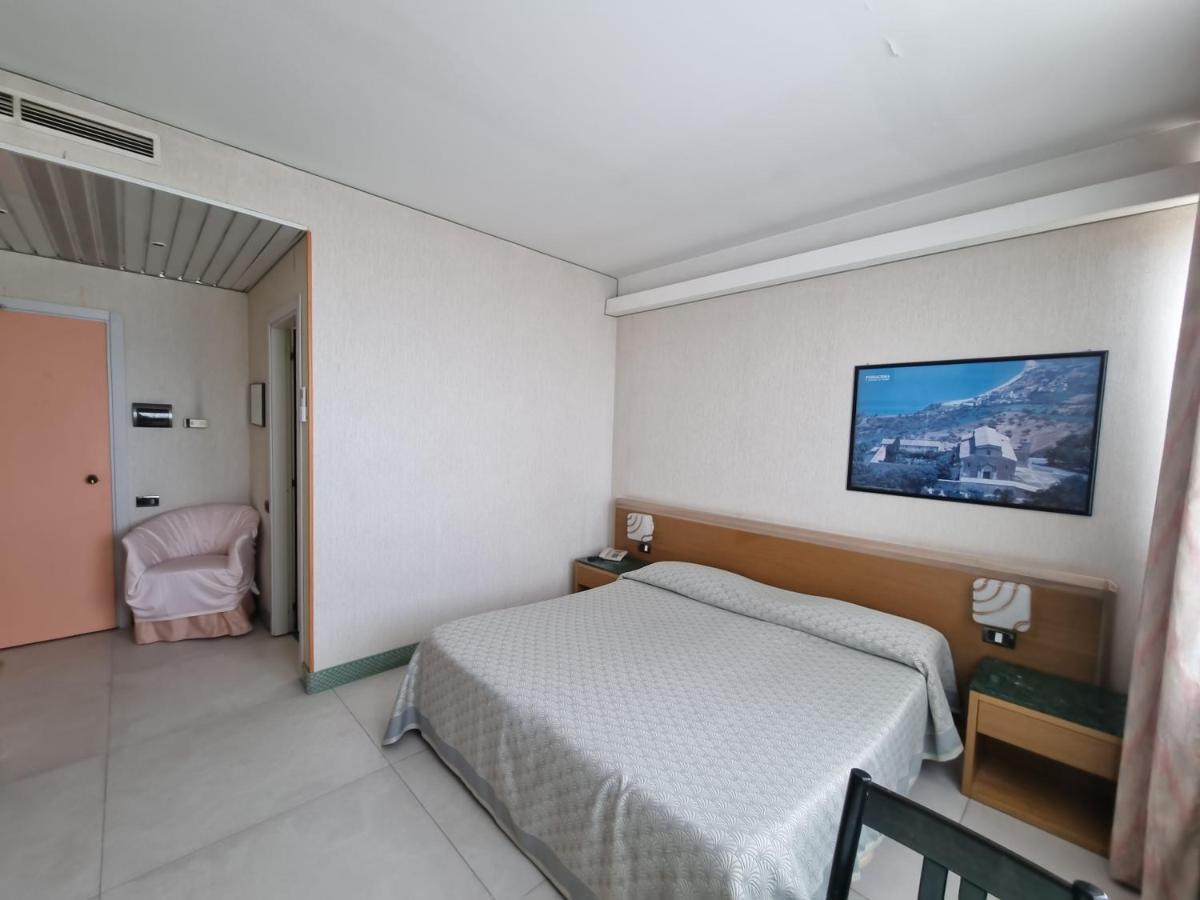Hotel Thema Rocca San Giovanni Luaran gambar